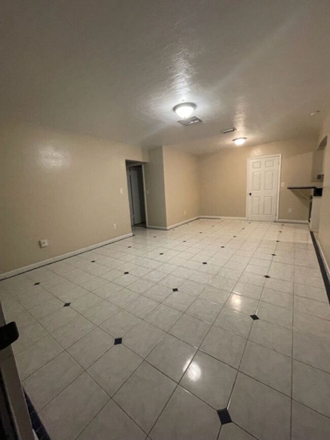 Building Photo - 3 Bed 1 Bath House in Deltona Pet Friendly...