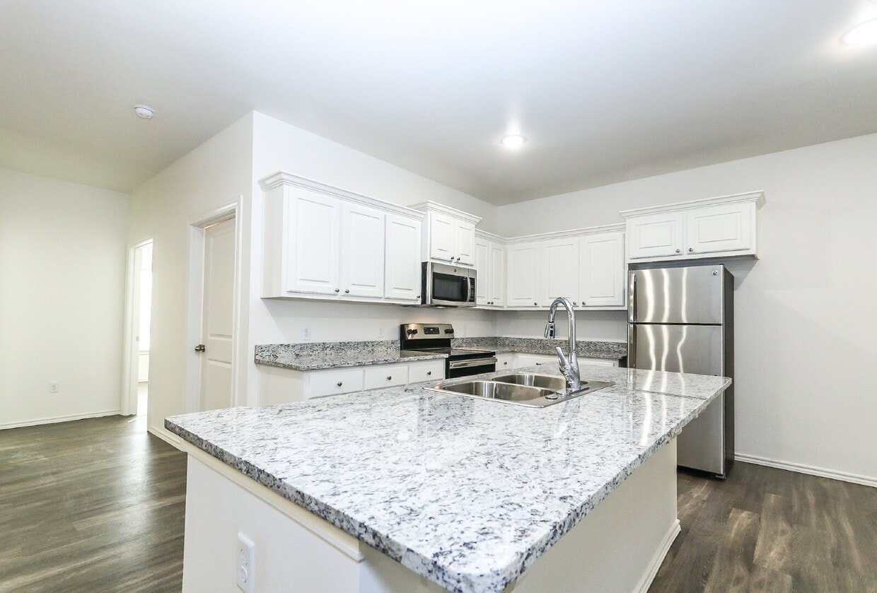 Foto principal - 3 Bedroom Townhome