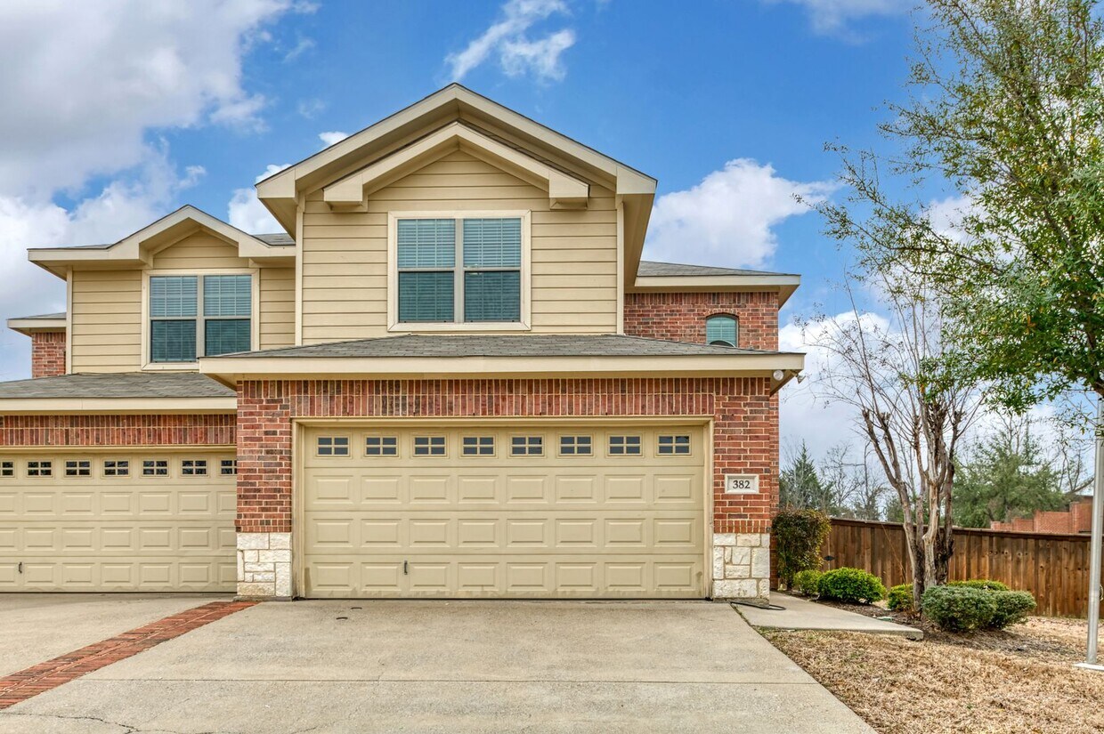 Foto principal - Available Now! Beautiful 3 Bedroom Townhom...