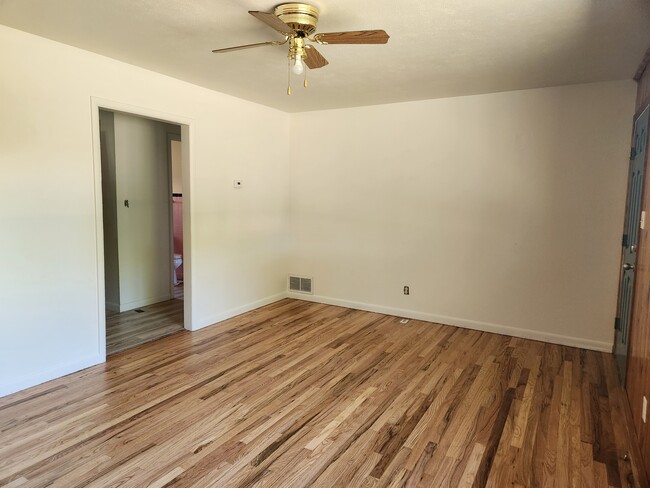 Foto del edificio - 312 E 3rd St