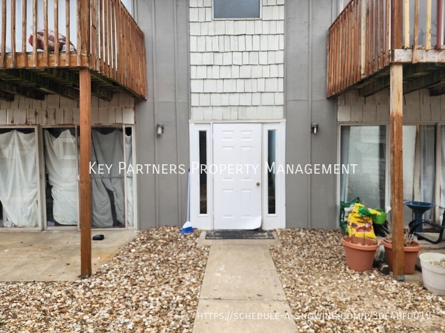 Primary Photo - 128 Warner Ave