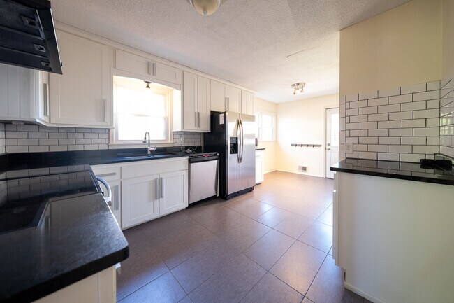 Foto del edificio - 2019 19th Ave NE