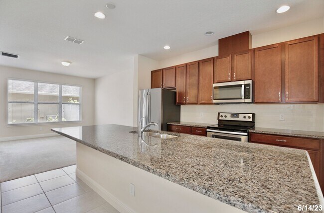 Foto del edificio - Beautiful 3/2.5 Spacious Townhome with a P...