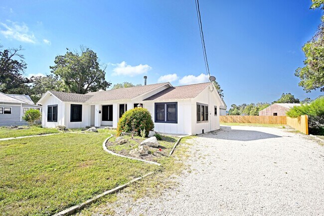 Building Photo - 456 Magazine Ave