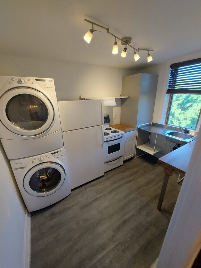 Kitchen and washer/dryer, huge window, a lot of natural lighting - 29 Erie Av