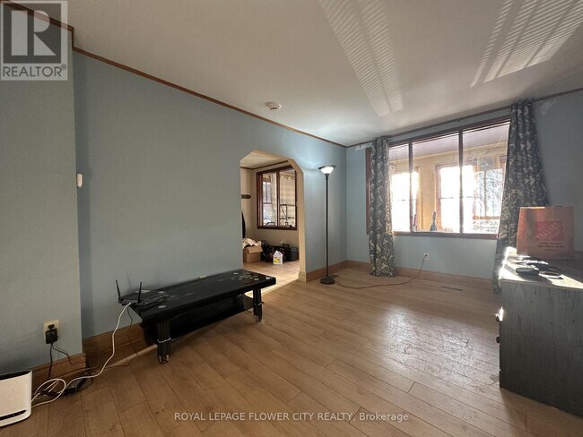 Photo du bâtiment - 1248 McEwan Ave