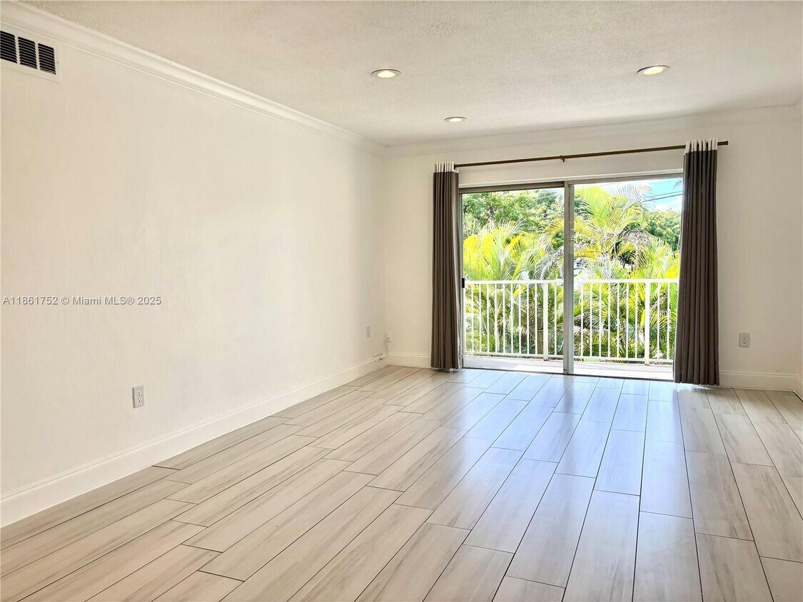Foto principal - 7300 SW 82nd St