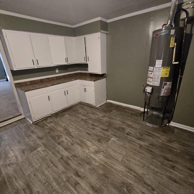 Building Photo - Great Craftsman style home with large private yard that's partially fenced.