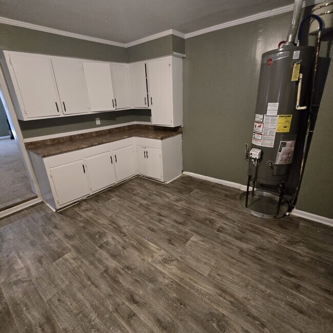 Foto del edificio - Great Craftsman style home with large private yard that's partially fenced.