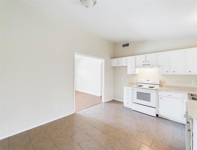 Building Photo - 16710 Barcelona Dr