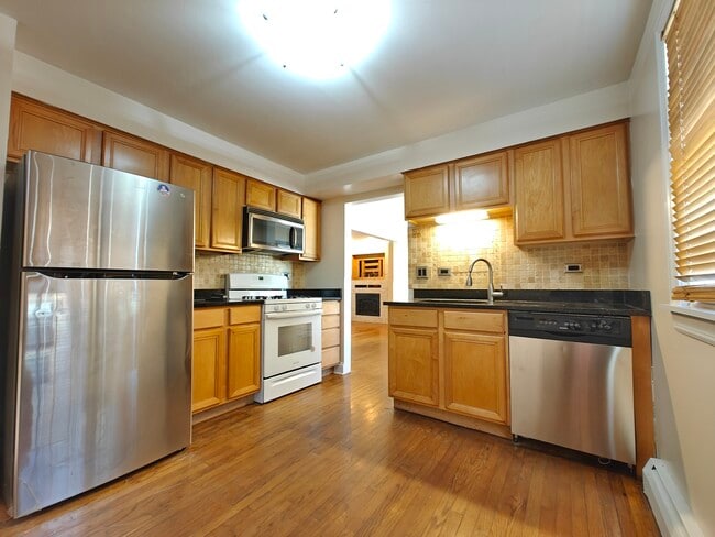 Foto del edificio - 7555 N Oakley Ave