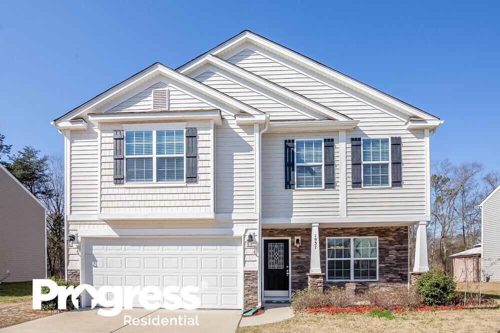 1937 Misty Rose Lane, Charlotte, NC 28216 House Rental in Charlotte