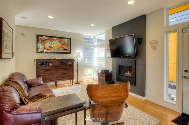 Foto del edificio - LIKE NEW LUXURY GENESEE PARK TOWNHOME AVAI...
