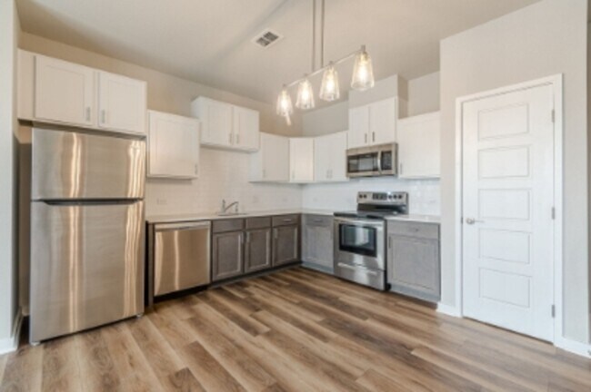Building Photo - 711 S Frio St