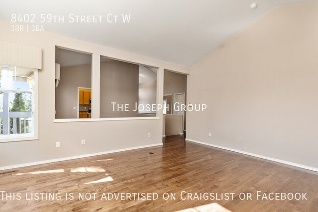 Building Photo - Airy and bright 3 bed/2.5 bath in Universi...