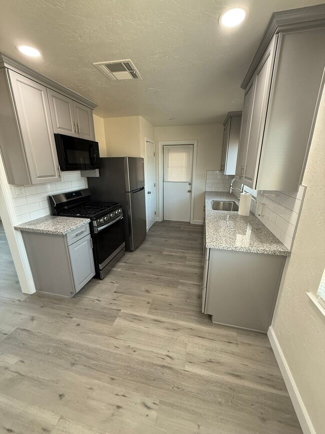 Foto del edificio - Charming Home Located in Lemoore