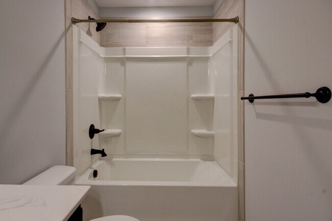 Foto del edificio - mega Huge wow. 4 bed 3 bath.