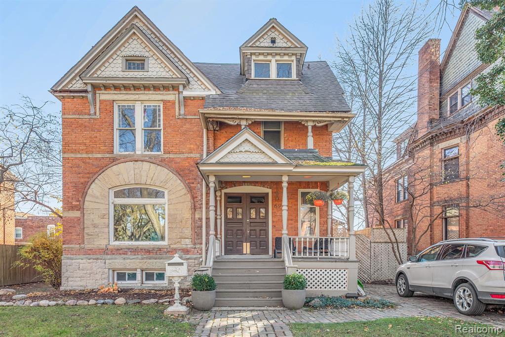 Primary Photo - 691 W Canfield St