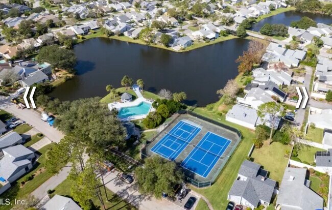 Foto del edificio - 217 Charlemagne Cir