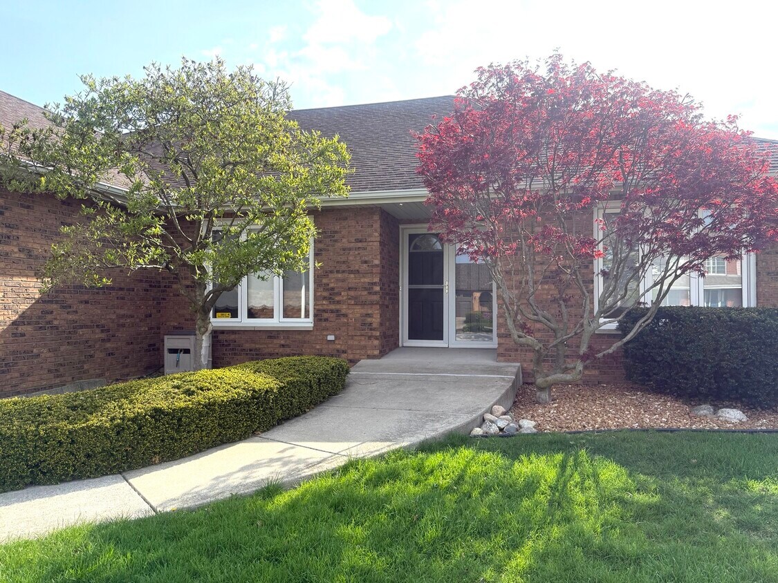 Foto del edificio - 16441 Paw Paw Ave