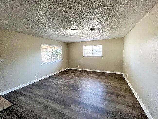 Building Photo - 6520 Woodcrest Ct