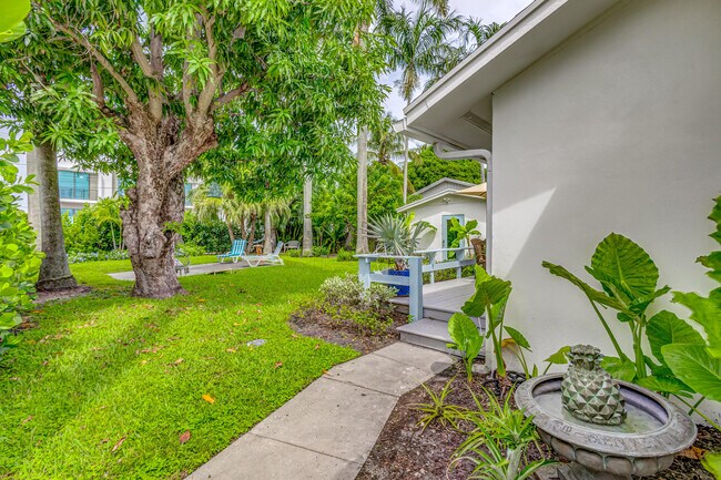 Building Photo - 915 Flamingo Dr