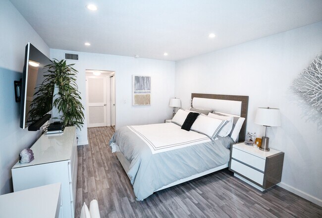 Bedroom - 1010 N Kings Rd