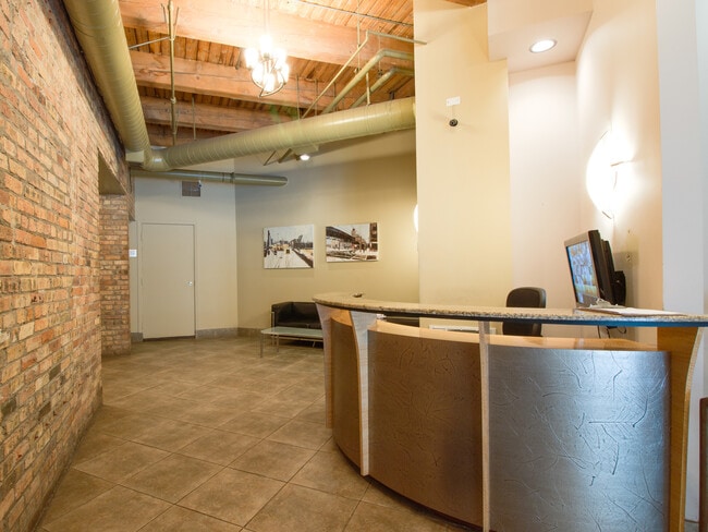 Foto del edificio - 225 W Huron St