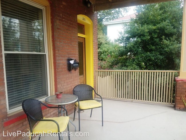 Foto del edificio - 329-331 Madison St