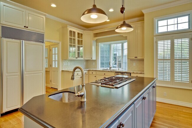 Building Photo - Stunning two-story spacious home on tranqu...