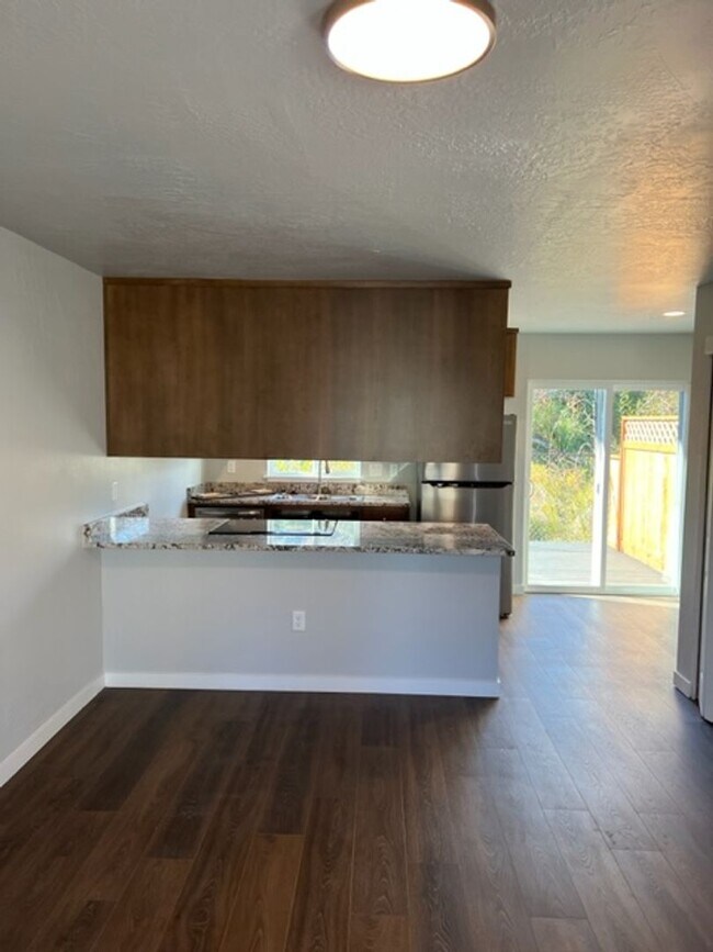 Foto del edificio - Newer and Updated Townhome in the Heart of...
