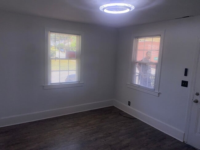 Building Photo - Duplex - 2 Bedroom