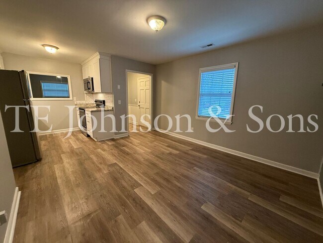 Foto del edificio - Modern Comfort with a Fenced Yard in Winston-Salem