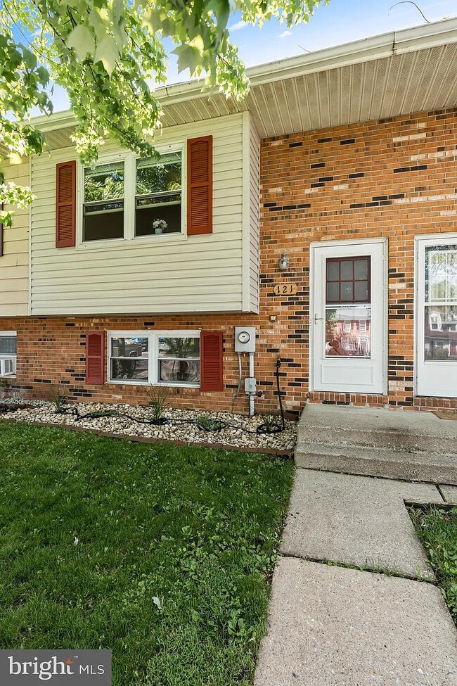 Building Photo - 121 Carnival Dr