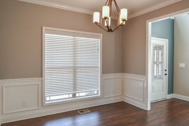 Foto del edificio - Dog Friendly Three Bedroom in Rossview!