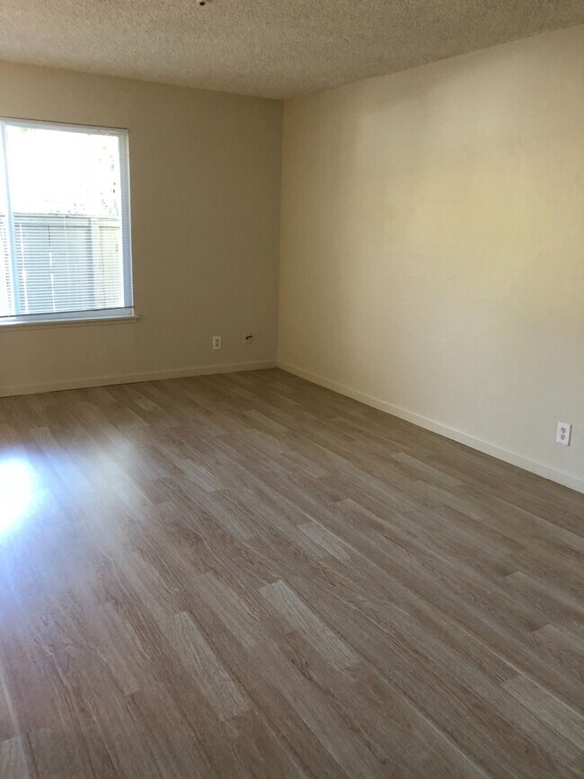 Building Photo - rh2045MountOlive