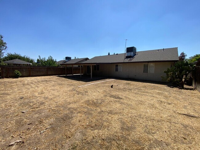 Foto del edificio - NW Visalia Home available now!