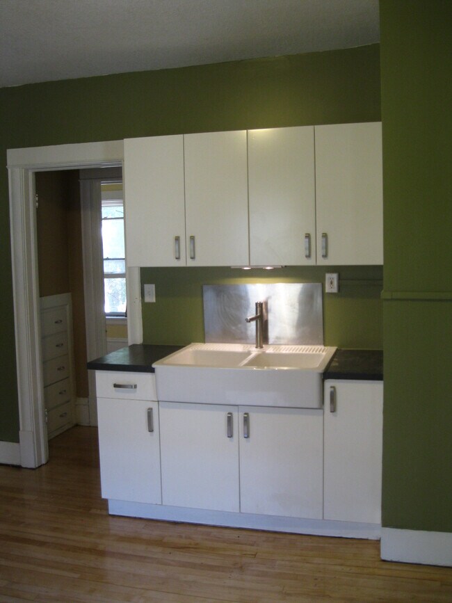 Building Photo - 2516 Harriet Ave