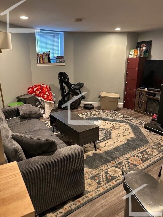 Building Photo - Garden Level 2Bed w/ New Renovations; Util...