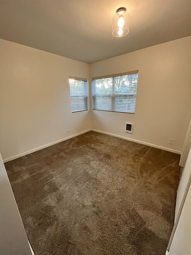 Building Photo - 1730 SE Maple Ct