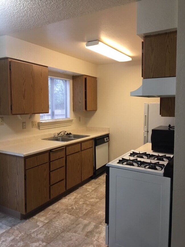 1868 Conifer Way Unit 3, Redding, CA 96002 Room for Rent in Redding