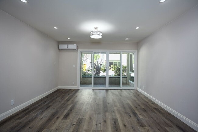 Building Photo - Newly Renovated 2 Bed + 2 Bath Condo in Pr...