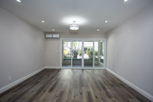 Foto del edificio - Newly Renovated 2 Bed + 2 Bath Condo in Pr...