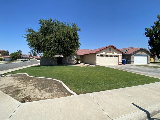 Foto del edificio - Newley Remodeled 3 BD 2 BA house on corner...