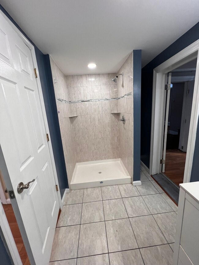 Main floor shower - 4855 Sandy Point Rd