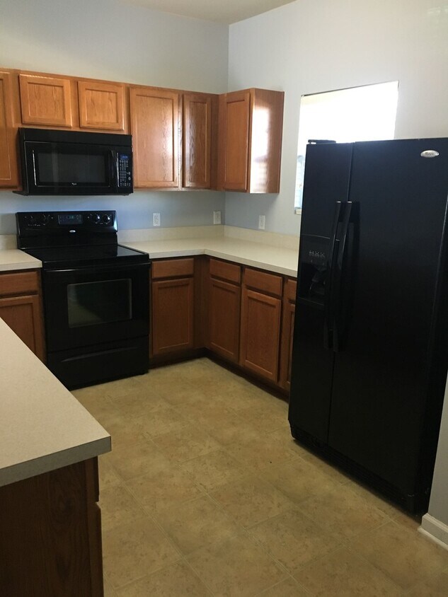 2 BEDROOM 2 BATH UNIT ON BOTTOM FLOOR - 2 BEDROOM 2 BATH UNIT ON BOTTOM FLOOR