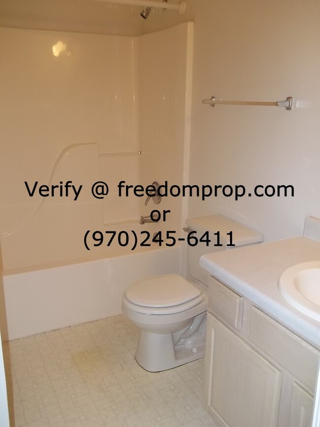 Foto del edificio - Large shaded yard 3 bedroom 2 bath duplex