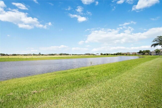 Foto del edificio - Immaculate Turn Key Furnished 2-Bed Condo ...