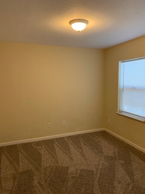 Building Photo - Spacious 2 Bedroom Upstairs Condo