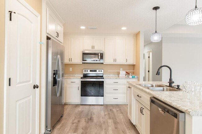 Building Photo - Modern 4-Bedroom Home with Open Layout, Sp...
